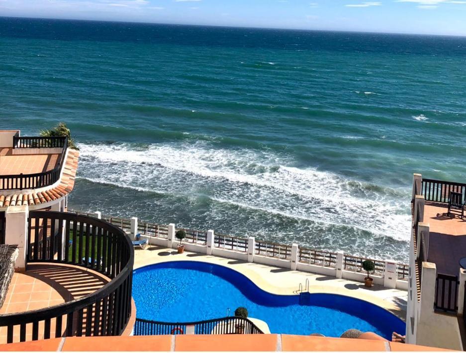 Beachfront Penthouse Apartment With Large Terrace And Breathtaking Sea Views Close To Marbella Spain Sitio de Calahonda Extérieur photo