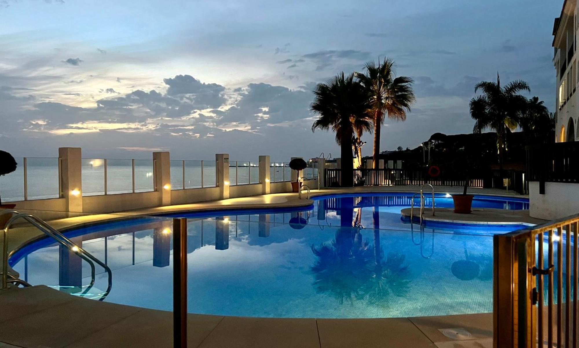 Beachfront Penthouse Apartment With Large Terrace And Breathtaking Sea Views Close To Marbella Spain Sitio de Calahonda Extérieur photo