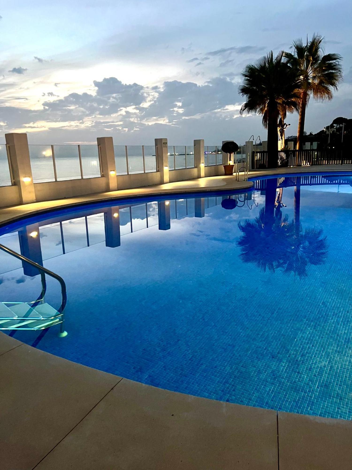 Beachfront Penthouse Apartment With Large Terrace And Breathtaking Sea Views Close To Marbella Spain Sitio de Calahonda Extérieur photo